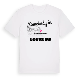 Någon i Stora Berggrundet älskar mig t-shirt – ekologisk bomull t-shirt från Pinshirt