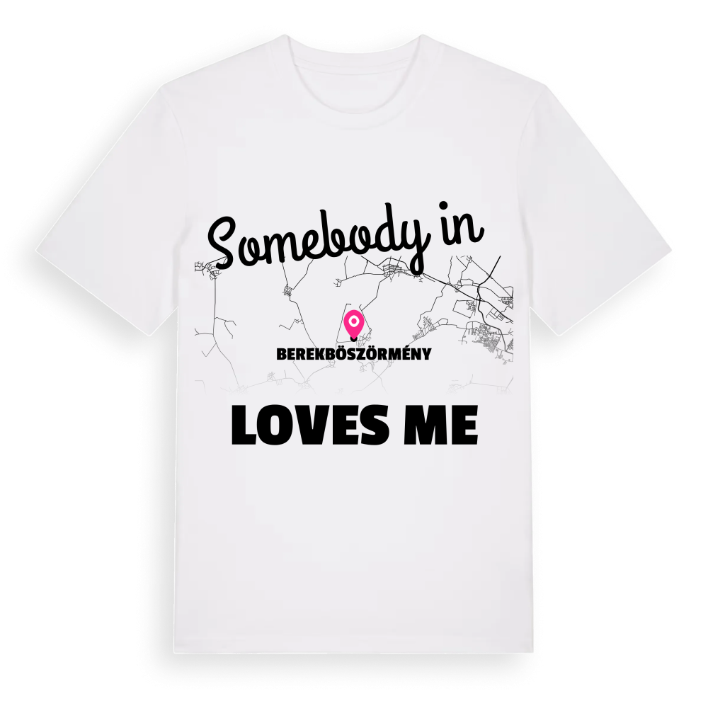 Någon i Berekböszörmény älskar mig t-shirt – White, i miljö