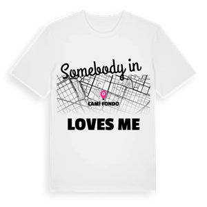 Någon i Camí Fondo älskar mig t-shirt – ekologisk bomull t-shirt från Pinshirt