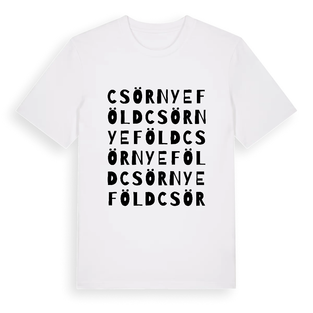 Csörnyeföld ordlek t-shirt – White, i miljö