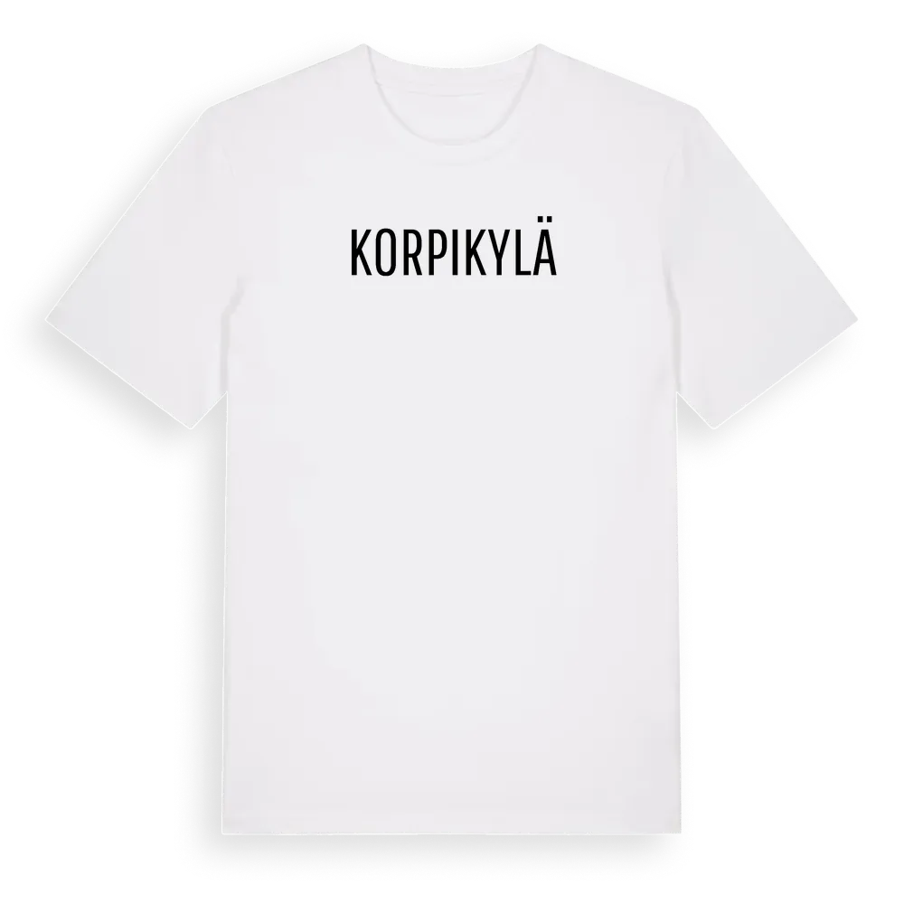 Korpikylä i Sverige t-shirt i miljö