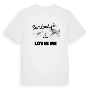 Någon i Kūdra älskar mig t-shirt – ekologisk bomull t-shirt från Pinshirt