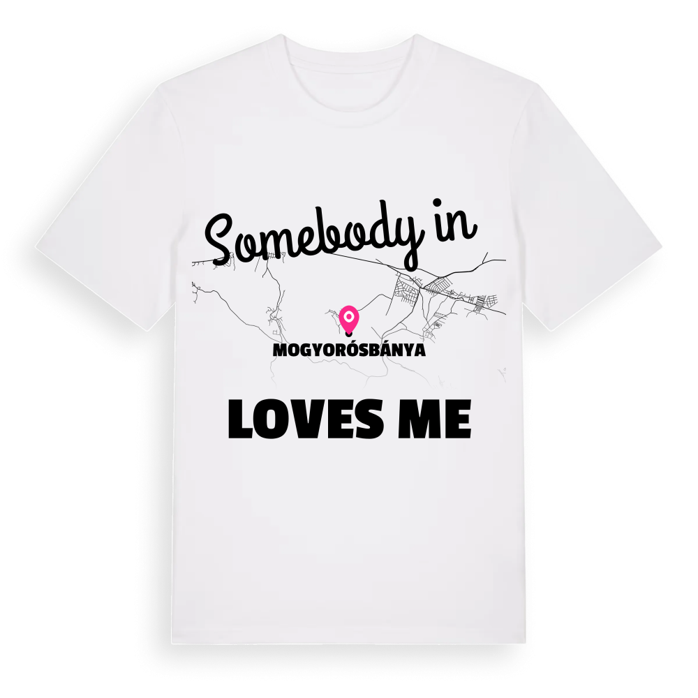 Någon i Mogyorósbánya älskar mig t-shirt – White, i miljö