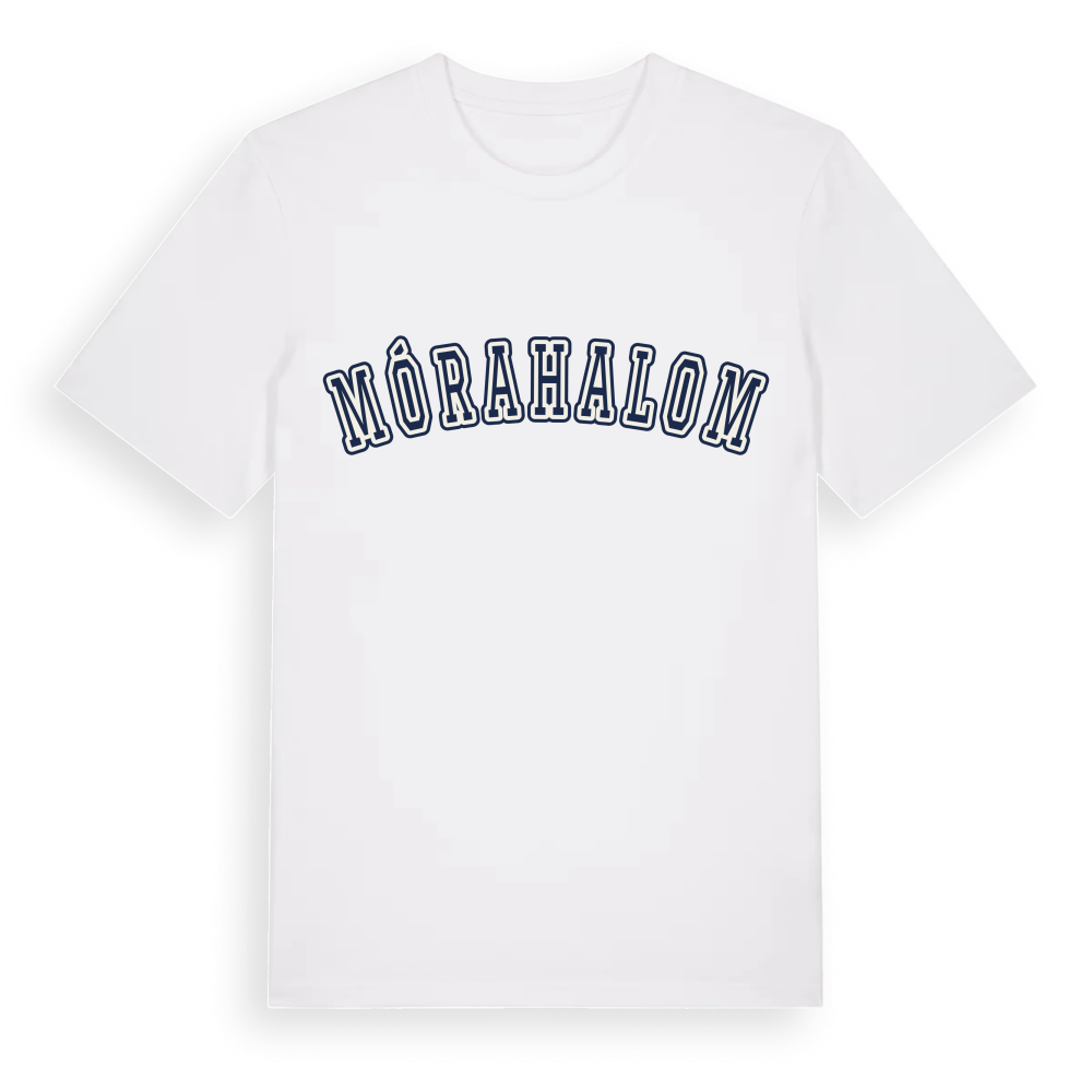 Mórahalom college t-shirt – White, i miljö