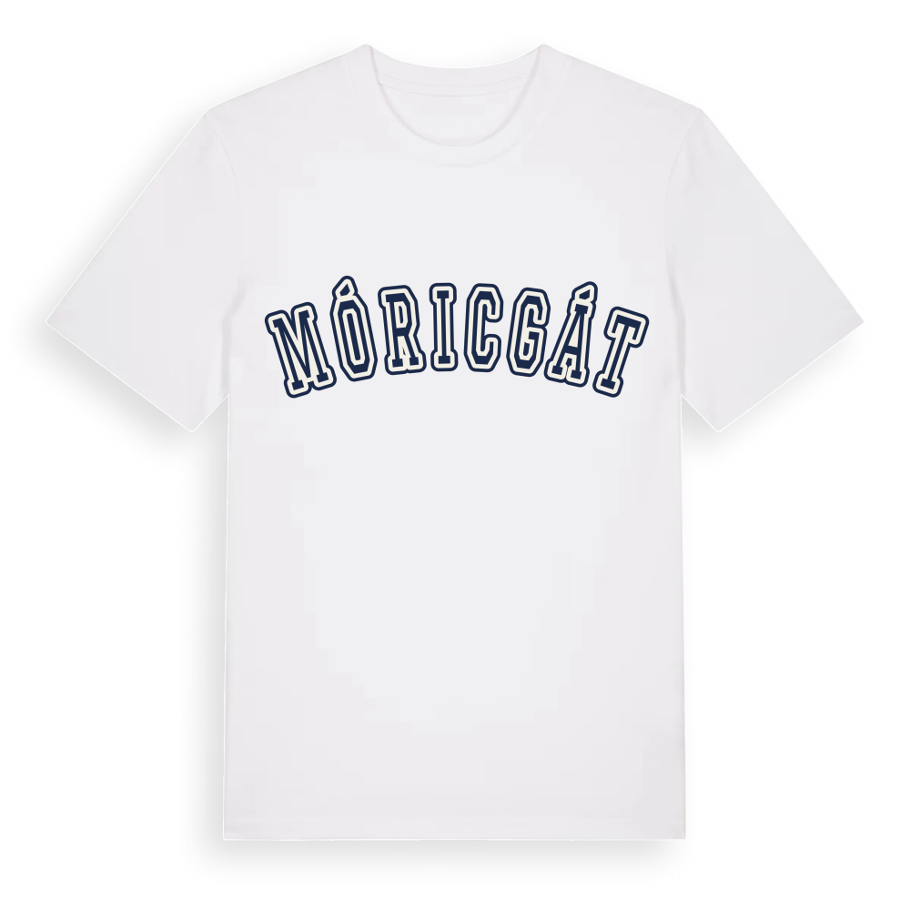 Móricgát college t-shirt – White, i miljö