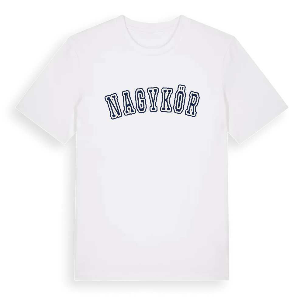 Nagykörű college t-shirt – White, i miljö
