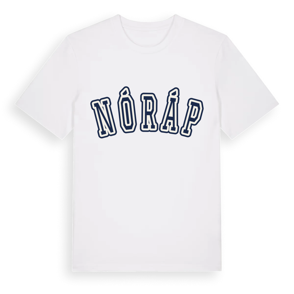 Nóráp college t-shirt – White, i miljö