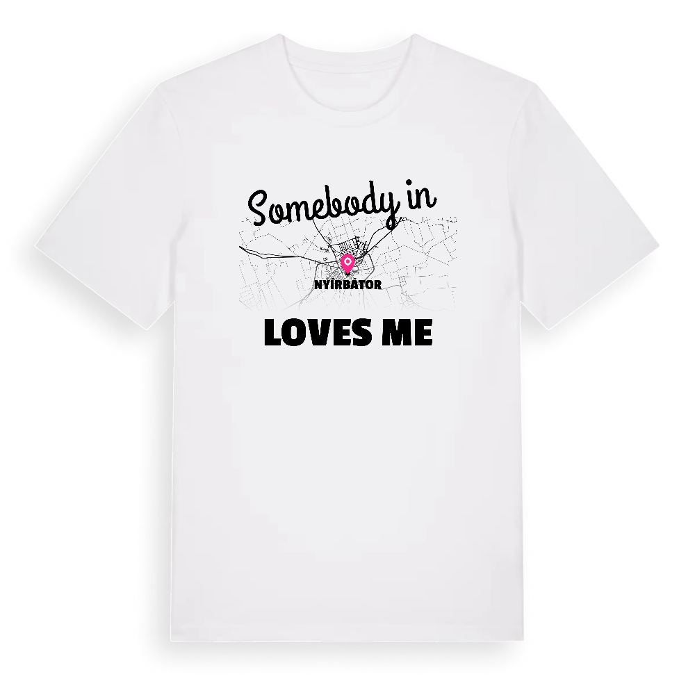 Någon i Nyírbátor älskar mig t-shirt – White, i miljö