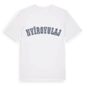 Nyírgyulaj college t-shirt – ekologisk bomull t-shirt från Pinshirt