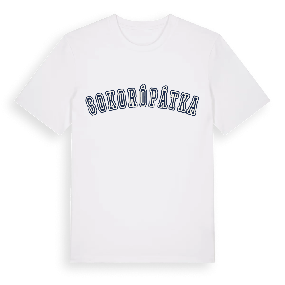 Sokorópátka college t-shirt – White, i miljö