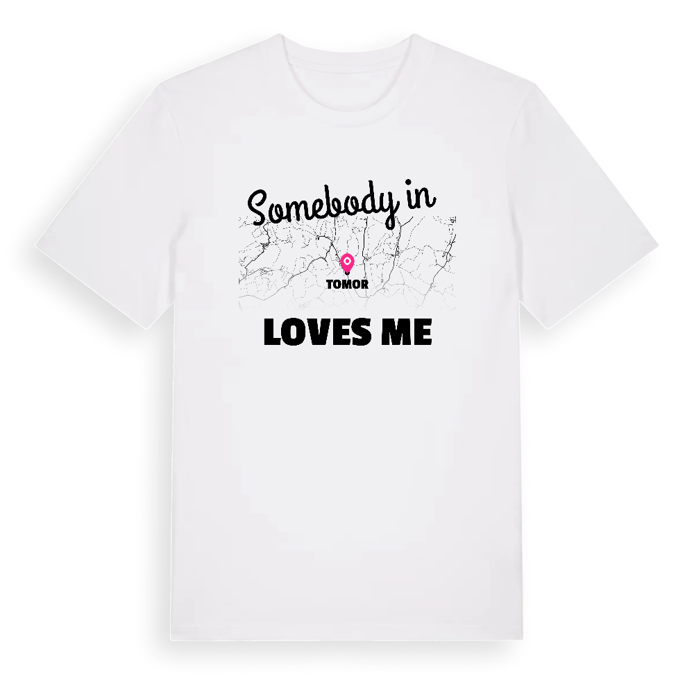 Någon i Tomor älskar mig t-shirt – White, i miljö