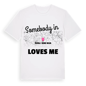 Någon i Žaslių seniūnija älskar mig t-shirt – ekologisk bomull t-shirt från Pinshirt
