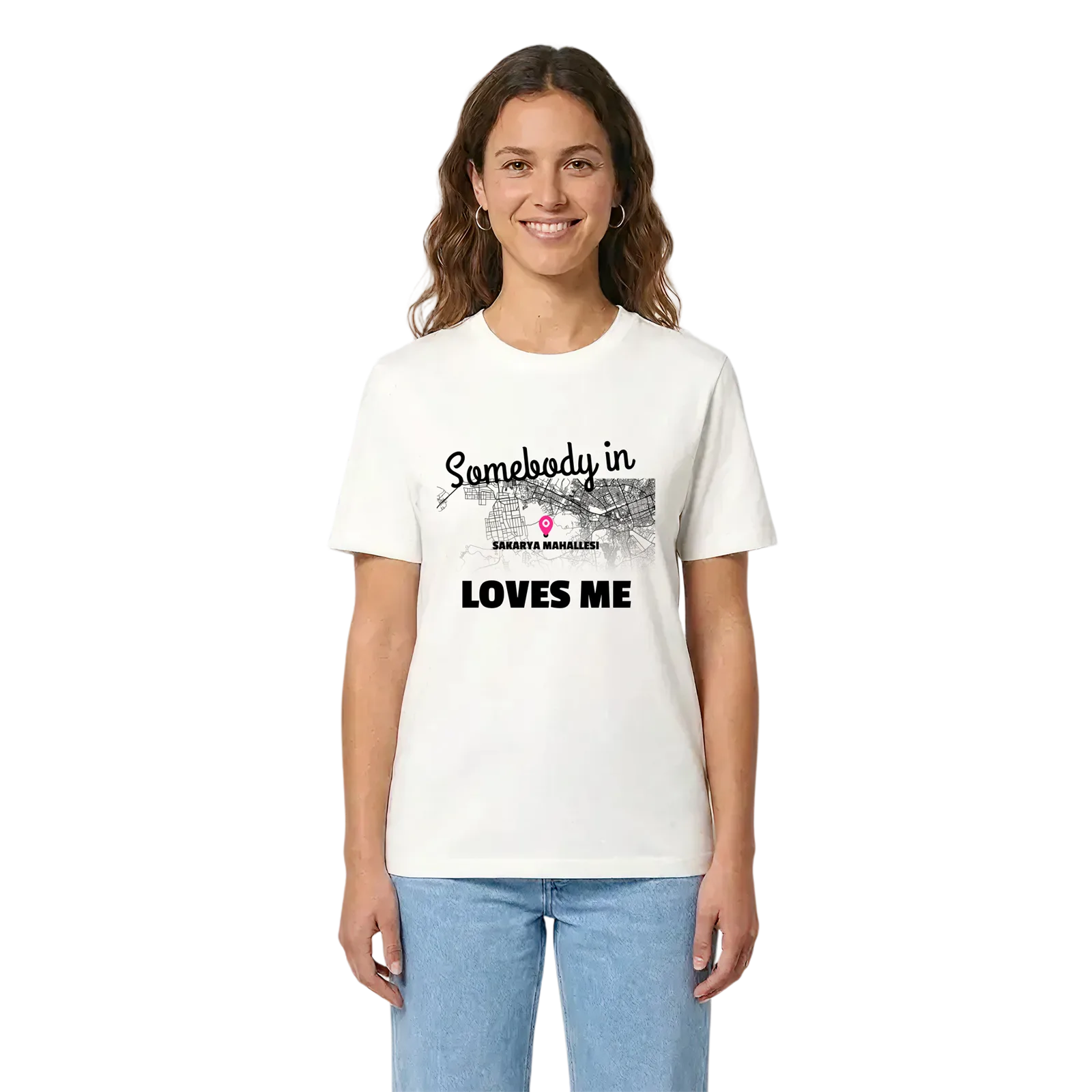 Någon i Sakarya Mahallesi älskar mig t-shirt – White, i miljö