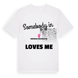 Någon i Neringos savivaldybė älskar mig t-shirt – ekologisk bomull t-shirt från Pinshirt