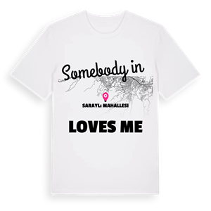 Någon i Saraylı Mahallesi älskar mig t-shirt – ekologisk bomull t-shirt från Pinshirt