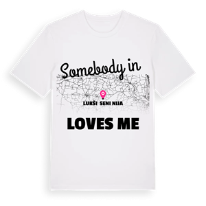 Någon i Lukšių seniūnija älskar mig t-shirt – ekologisk bomull t-shirt från Pinshirt