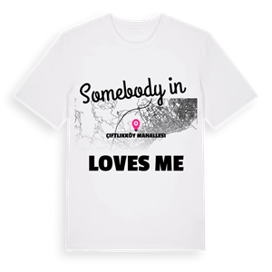 Någon i Çiftlikköy Mahallesi älskar mig t-shirt – ekologisk bomull t-shirt från Pinshirt