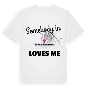 Någon i Sunay Mahallesi älskar mig t-shirt – ekologisk bomull t-shirt från Pinshirt