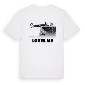 Någon i Landes älskar mig t-shirt – ekologisk bomull t-shirt från Pinshirt