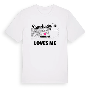Någon i Tybblelund älskar mig t-shirt – ekologisk bomull t-shirt från Pinshirt