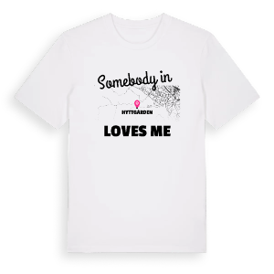 Någon i Hyttgården älskar mig t-shirt – ekologisk bomull t-shirt från PinShirt