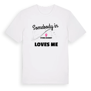 Någon i Stora Bjärby älskar mig t-shirt – ekologisk bomull t-shirt från Pinshirt