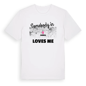 Någon i Ommen älskar mig t-shirt – ekologisk bomull t-shirt från Pinshirt