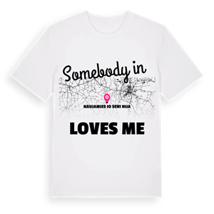 Någon i Naujamiesčio seniūnija älskar mig t-shirt – ekologisk bomull t-shirt från Pinshirt