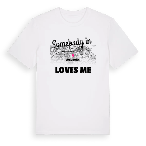 Någon i Lukonmäki älskar mig t-shirt – ekologisk bomull t-shirt från Pinshirt
