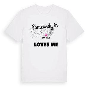 Någon i Cap-d'Ail älskar mig t-shirt – ekologisk bomull t-shirt från Pinshirt