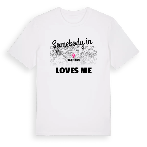 Någon i Sarrians älskar mig t-shirt – ekologisk bomull t-shirt från Pinshirt