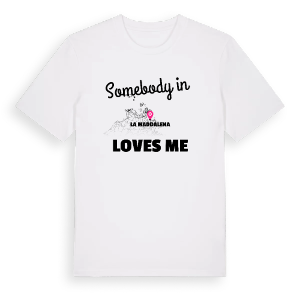 Någon i La Maddalena älskar mig t-shirt – ekologisk bomull t-shirt från Pinshirt
