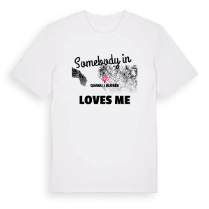 Någon i Qarku i Vlorës älskar mig t-shirt – ekologisk bomull t-shirt från Pinshirt
