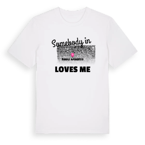 Någon i Šiaulių apskritis älskar mig t-shirt – ekologisk bomull t-shirt från Pinshirt
