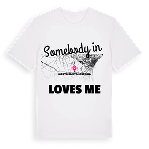 Någon i Motta Sant'Anastasia älskar mig t-shirt – ekologisk bomull t-shirt från Pinshirt