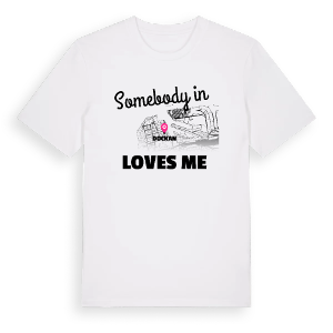 Någon i Dockan älskar mig t-shirt – ekologisk bomull t-shirt från Pinshirt