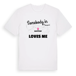 Någon i Bastetorp älskar mig t-shirt – ekologisk bomull t-shirt från Pinshirt