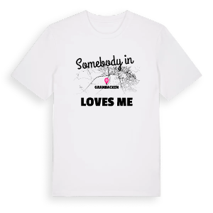 Någon i Granbacken älskar mig t-shirt – ekologisk bomull t-shirt från Pinshirt