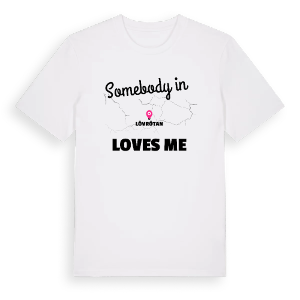 Någon i Lövrötan älskar mig t-shirt – ekologisk bomull t-shirt från Pinshirt