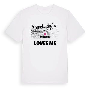 Någon i Sandbäcken älskar mig t-shirt – ekologisk bomull t-shirt från Pinshirt