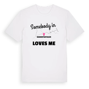 Någon i Skarestastugan älskar mig t-shirt – ekologisk bomull t-shirt från Pinshirt