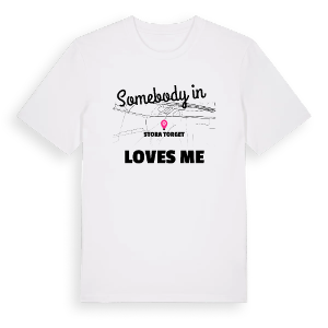 Någon i Stora Torget älskar mig t-shirt – ekologisk bomull t-shirt från Pinshirt