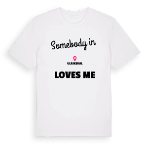 Någon i Ulriksdal älskar mig t-shirt – ekologisk bomull t-shirt från Pinshirt