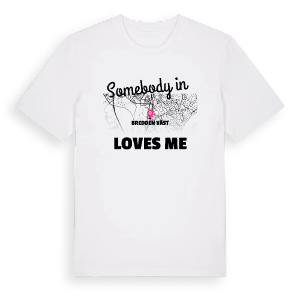 Någon i Bredden Väst älskar mig t-shirt – ekologisk bomull t-shirt från Pinshirt