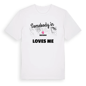 Någon i Brogård älskar mig t-shirt – ekologisk bomull t-shirt från Pinshirt