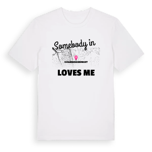 Någon i Granskogsberget älskar mig t-shirt – ekologisk bomull t-shirt från Pinshirt