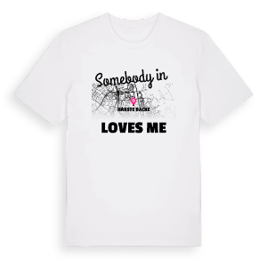 Någon i Hårste Backe älskar mig t-shirt – ekologisk bomull t-shirt från Pinshirt