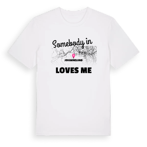 Någon i Johannelund älskar mig t-shirt – ekologisk bomull t-shirt från Pinshirt