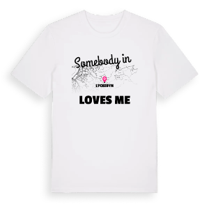 Någon i Lyckebyn älskar mig t-shirt – ekologisk bomull t-shirt från Pinshirt