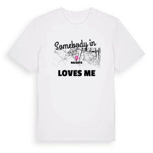 Någon i Njursta älskar mig t-shirt – ekologisk bomull t-shirt från Pinshirt